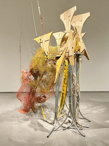 yellow mesh under main